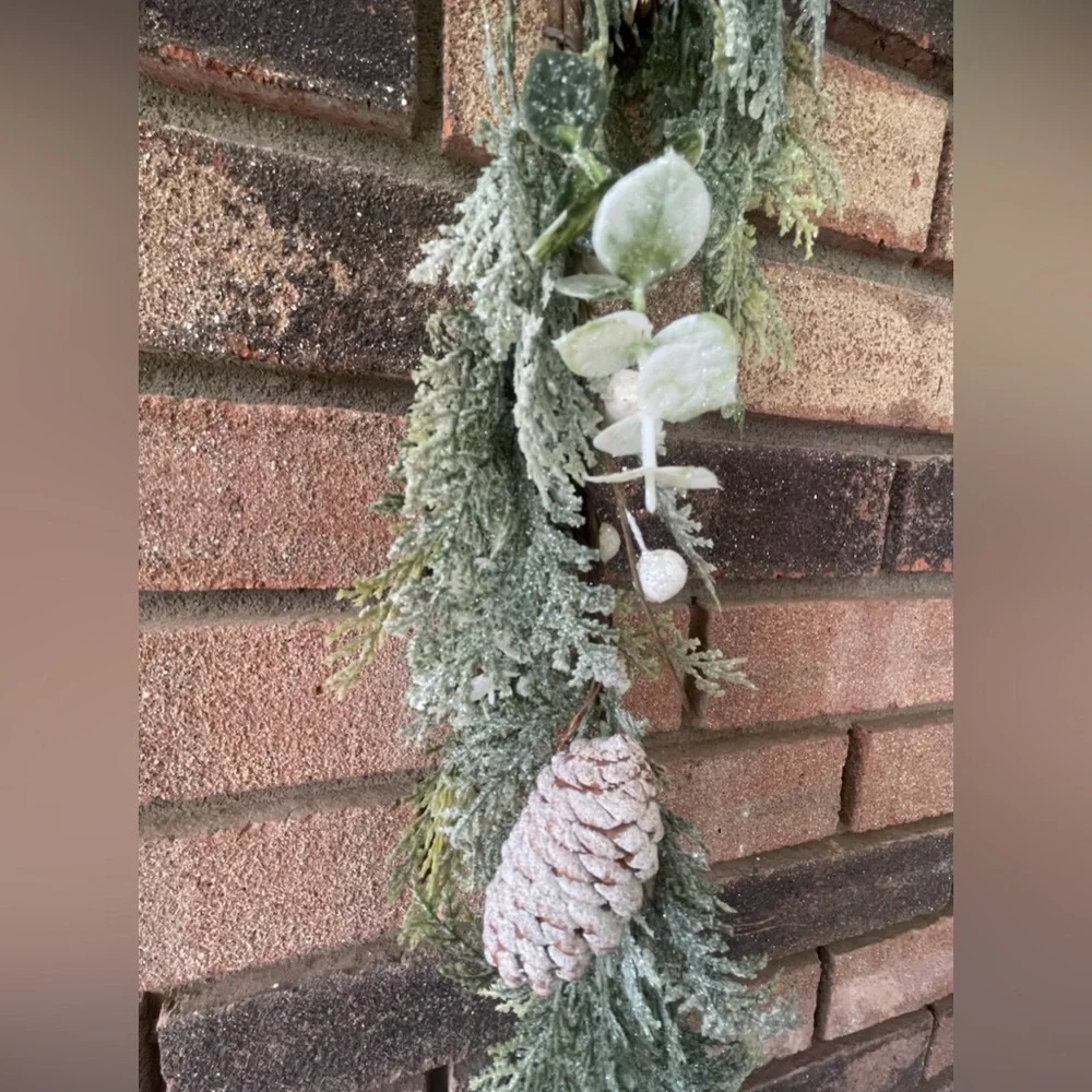 *Sparkle Cedar & White Berry Garland